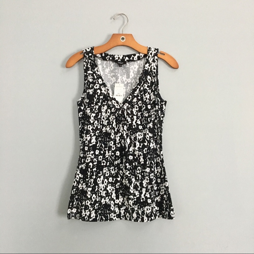✔️ NWT Express Black and White Floral Printed Top
